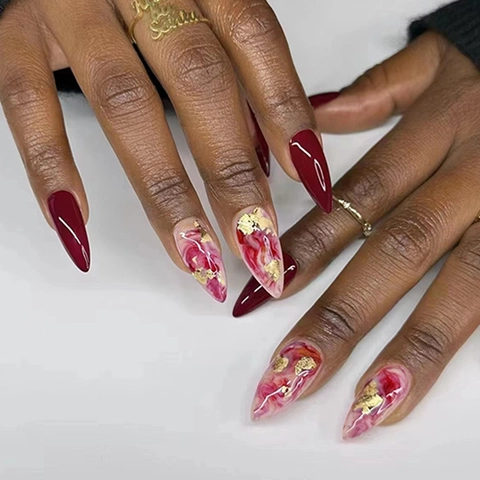 Unghie Finte Press On Rosso Vino Con Foglia D'oro Design Marmo Forma Mandorla Lunga Per Donne
