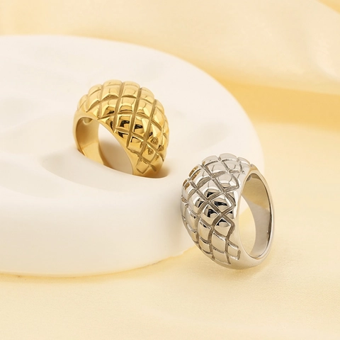 Brede Ring Van Roestvrij Staal Verguld Gewatteerd Ruitpatroon Geometrisch Mode Sieraden Voor Dames