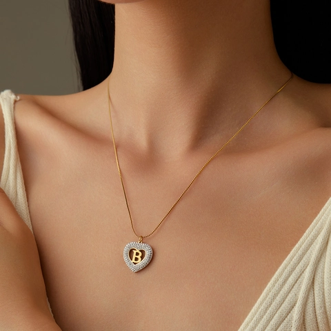 Collier Pendentif Lettre Initiale Cœur en Acier Inoxydable pour Femmes Élégant Chaîne de Clavicule en Strass Doré
