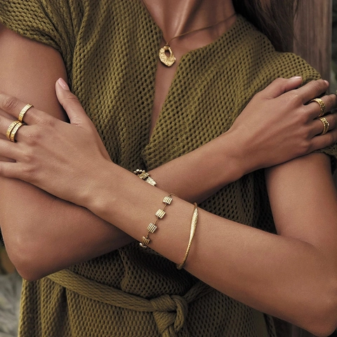 Brazalete Abierto de Acero Inoxidable Textura Martillada Irregular Minimalista Chapado en Oro 18K Joyería Geométrica Mujer