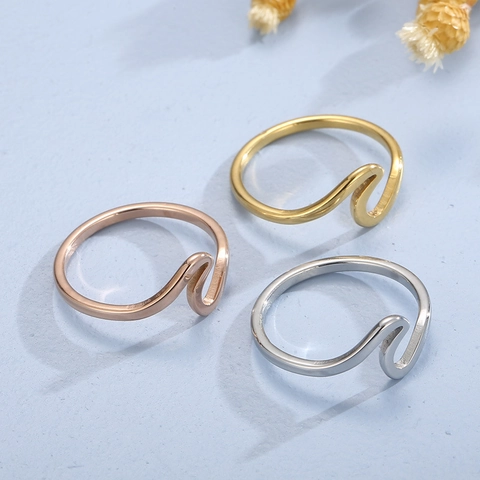 Anello A Onda Minimalista Acciaio Inossidabile Placcato Oro 18K Geometrico Curvo Onda Dell'Oceano Gioielli Di Moda Per Donna
