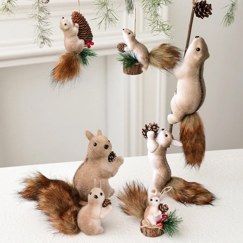 Ornamenti Per Albero Di Natale Scoiattolo Statuetta In Pelliccia Sintetica Con Pigne Naturali Base In Legno Decorazioni Natalizie Appese Tema Foresta