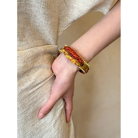 Bracelet Jonc Ouvert Vintage Pour Femmes Alliage Creux Or Mat Enveloppé De Foulard En Satin Imprimé Artistique Bijoux