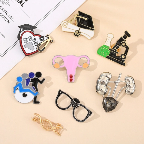 Broche De Esmalte De Aleación Ciencia Médica ADN Microscopio Forma De Sombrero De Doctor Insignia Joyería Para Estudiantes Médicos