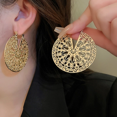 Pendientes De Aro De Disco Con Patrón Hueco Vintage Color Oro Aleación Geométricos Estilo Real Con Poste De Acero Para Mujeres