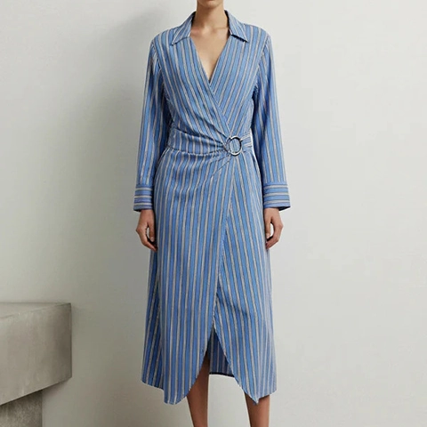 Gestreepte Wikkeloverhemdjurk Polyester Lange Mouwen V-hals Metalen Ringgesp Asymmetrische Midi Voor Dames