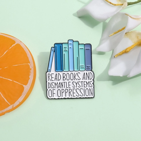 Spilla in Smalto Read Books Dismantle Systems Of Oppression Libri Impilati in Lega di Zinco Distintivo Letterario di Moda Gioielli