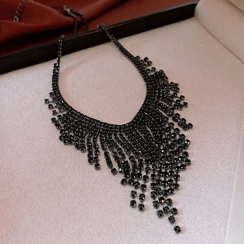 Collar De Flecos De Diamantes De Imitación Aleación Negro Pistola Lujo Vintage Cadena De Clavícula Brillante Para Mujer
