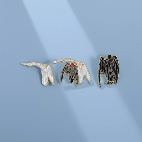Spilla in Lega Angelo Alato Cartone Animato Design di Nicchia Bianco Nero Figura Spilla a Smalto per Vestiti Zaino Accessori