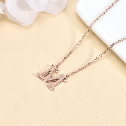 Collana Con Ciondolo Lettera M In Acciaio Inossidabile 316L Catena A Onde Opaco Oro Rosa Gioielli Alla Moda Per Donna