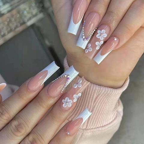 Uñas Postizas French Tip Forma Ataúd Largo Rosa Nude Con Flor 3D Blanca Diamantes Plata Línea V Manicura