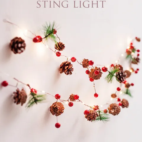 Weihnachts Lichterkette Mit Kiefernzapfen Roten Beeren Kiefernnadeln Und Glocken LED Warmweiße Deko
