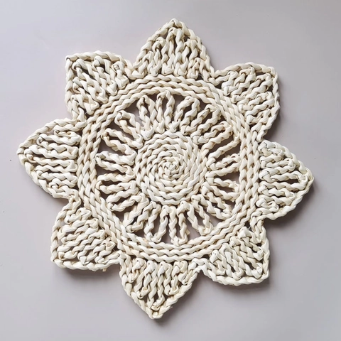 Handwoven Corn Husk Placemats Round Flower Shape Heat Resistant Non-Slip Table Coasters Rustic Farmhouse Home Decor