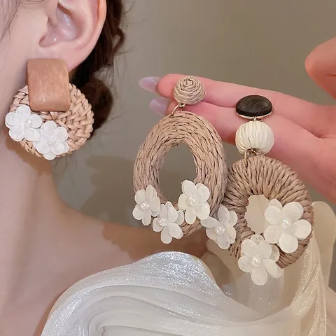 Bohemische Sommerferien Stroh Gewebte Rattan Holz Ohrringe Mit Stoffblume Imitation Künstliche Perle Silber Ohrring Pfosten