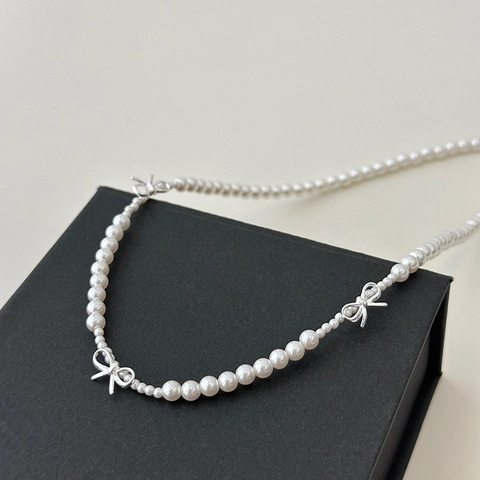 Elegante Weiße Künstliche Perlenhalskette Mit Silberfarbenen Metallschleifen Minimalistische Süße Schlüsselbeinkette Für Damen