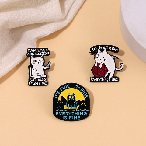 Set di Spille in Smalto a Forma di Gatto dei Cartoni Animati Umoristico Stile Dark Gatto Combattente Squalo Zattera Dado D20 Gioielli per Zaino