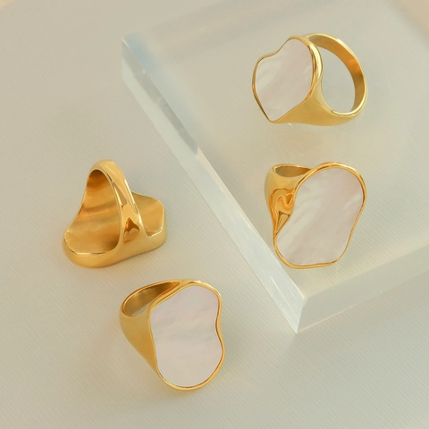 Onregelmatige Geometrische Ring Titaniumstaal Met Witte Kunstparelmoer 18K Verguld Franse Stijl Elegante Sieraden Vrouwen