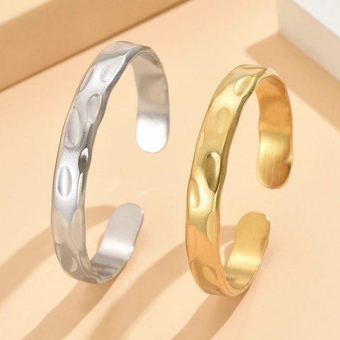 Bracciale Rigido Aperto In Acciaio Inossidabile Texture Martellata Vintage Barocco Placcato Oro Gioielli Regolabili Donna