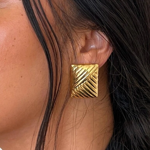 Chunky Stainless Steel Stud Earrings 18K Gold Plated Geometric Textured Wave Pattern Hypoallergenic For Women