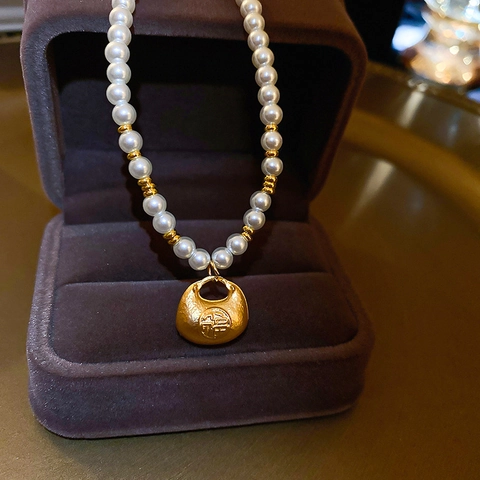 Vintage Artificial Pearl Necklace With Chinese Style Fu Bag Pendant Golden Copper Lucky Bag Charm Clavicle Chain For Women