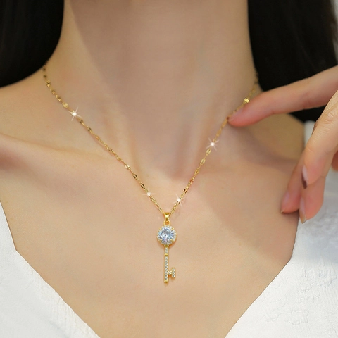 Elegant Key Pendant Necklace For Women Shiny Cubic Zirconia Inlaid Copper Pendant Stainless Steel Chain Clavicle Jewelry