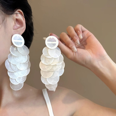 Pendientes De Perlas Artificiales Con Flores Y Poste De Plata Elegante Diseño De Pétalos De Tela Con Concha Blanca Para Mujer