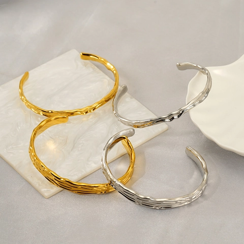 Pulsera De Brazalete Con Textura De Lava Irregular Acero Inoxidable Chapado En Oro De 18K Estilo Metal Fundido Abierta
