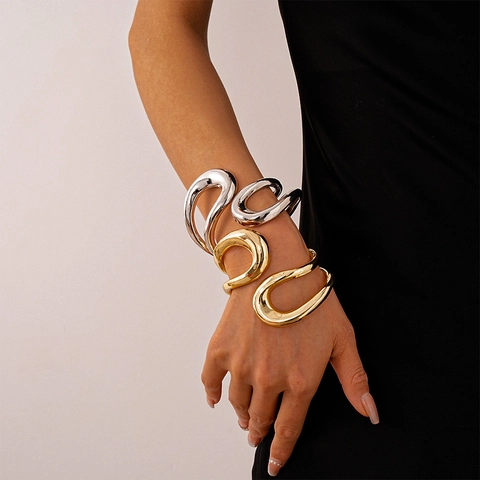 Brazalete De Aleación Cruzado Hueco Geométrico Irregular Pulsera Abierta Escultural Metálica Exagerada Para Mujer