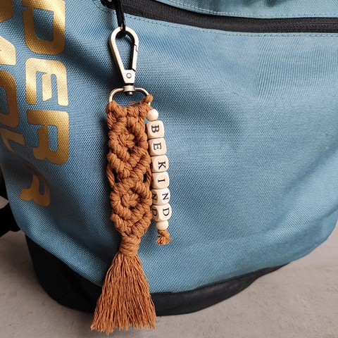 Portachiavi In Macramé Fatto A Mano Con Nappa Di Cotone E Perle Di Legno Be Kind Ciondolo Per Borsa