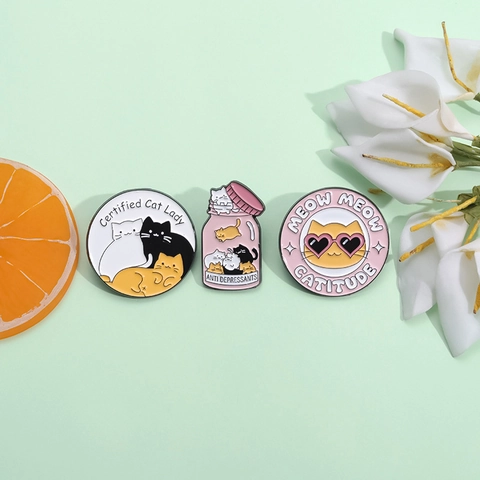 Broche en Émail Chat Animal Dessin Animé en Alliage de Zinc Mignonne Cat Lady Anti Depressants Meow Meow Catitude Badge Cadeau Pour Vêtements Sac à Dos
