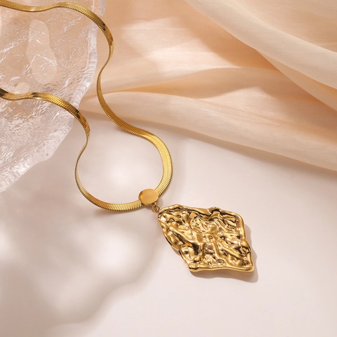 Collana con Ciondolo Martellato Irregolare per Donna Bicolore Oro Argento Acciaio Inossidabile Catena Piatta a Lisca di Pesce Gioielli Vintage
