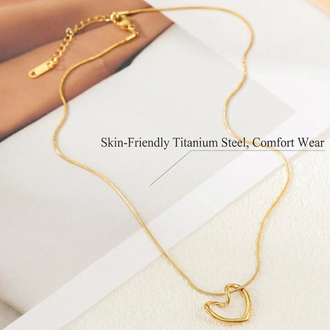 Collar Con Colgante De Corazón Hueco Minimalista De Acero De Titanio Chapado En Oro De 18K Cadena De Serpiente Joyería Para Mujer