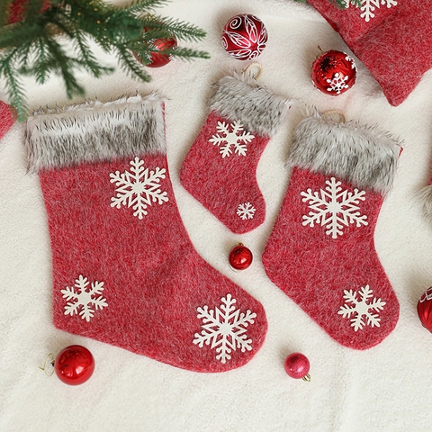 Calza Di Natale Rossa Con Polsino In Ecopelliccia Grigia Applicazione Fiocco Di Neve Bianco Decorazione Appendibile Per Camino