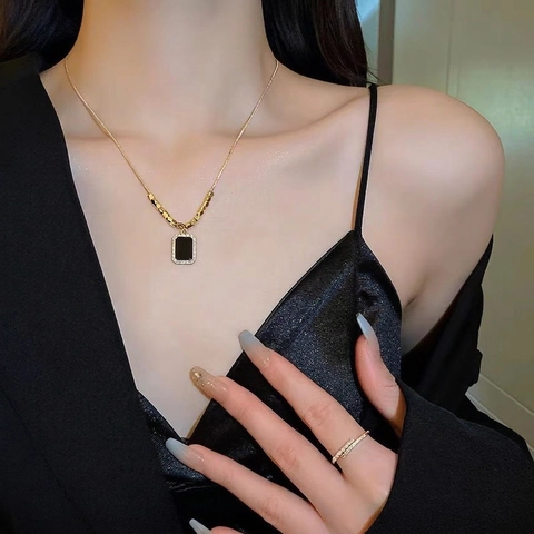 Collana Con Pendente In Acciaio Inossidabile Placcato Oro Nero Rettangolare Fascino Strass Catena Della Clavicola Per Donne