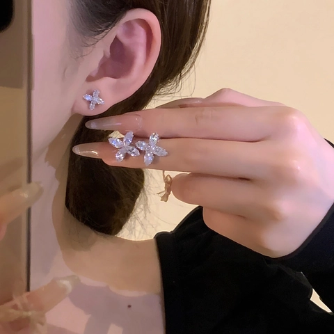 Orecchini A Lobo Fiore Farfalla E Ear Cuff Con Zirconia Perno In Argento Stile Lusso Leggero Per Donne