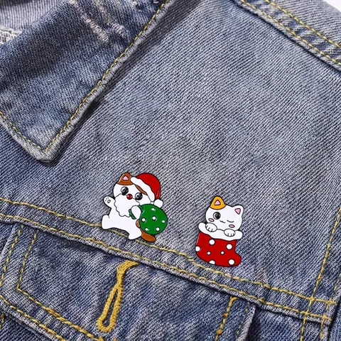 Mignonne Épingle Émail Chat De Noël Dessin Animé Père Noël Sapin Chaussette Broche Badge Bijoux Alliage Zinc Pour Enfants Décor Sac À Dos