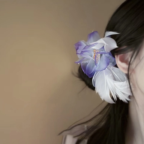 Elegante Molletta Per Capelli Fiore Di Raso Sfumato Viola Con Piume Bianche Molletta A Becco D'Anatra Organza Accessorio Per Donne