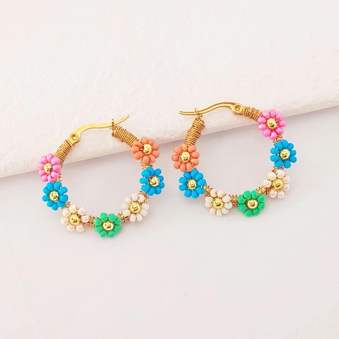 Boucles d'Oreilles Créoles Marguerite en Perles Artisanales Acier Inoxydable Fleurs Colorées pour Femme Plage Bijoux Bohème