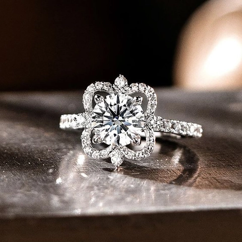 Elegante Bloem Halo Ring Voor Dames Koper Met Cubic Zirconia Ronde Slijpvorm Hoofdsteen Mode Luxe Sieraden Zilvertint