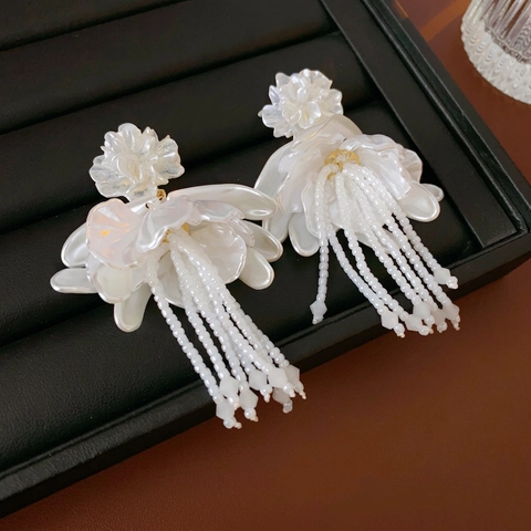 Weiße Blumen Quasten Ohrringe Legierung Acrylblüten Perlen Kristall Mit Silbernem Ohrstecker Französischer Stil Damen