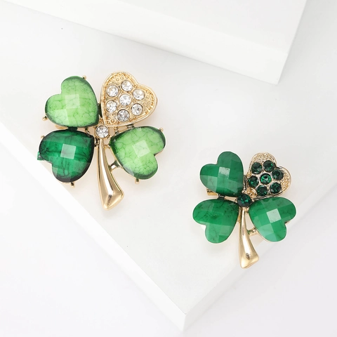 Exquisite Legierung Strass Grün Vierblättriges Kleeblatt Brosche Für Damen Elegante Vergoldete Pflanzenblume Anstecknadel