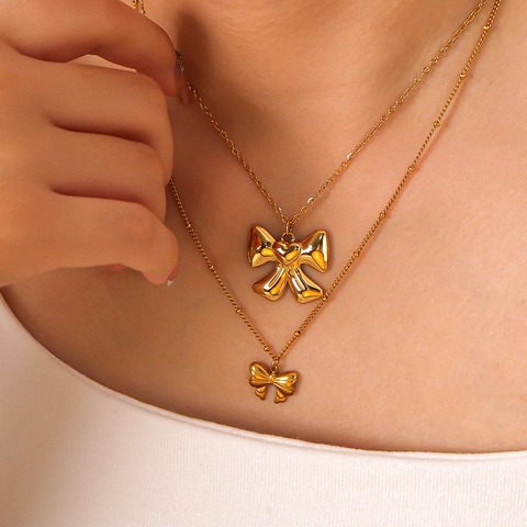 Collana con Pendente a Fiocco e Cuore in Acciaio Inossidabile Placcato Oro 18K Gioiello Unico Geometrico a Strati per Donna