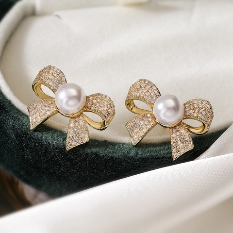 Orecchini A Lobo Con Fiocco Perla Artificial E Zircone Rame Placcato Oro 18K Per Donna Gioielli Di Moda