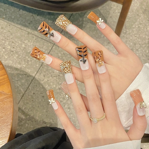 Unghie Finte a Pressione Francesi Leopardo Fatte a Mano Orsetto 3D Farfalla Croce Gotica Strass Lunghe a Bara Set