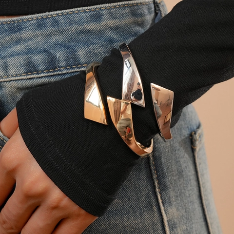 Irregulärer Geometrischer Offener Armreif Legierung Poliert Glänzend Metall Federgelenk Armband Mode Minimalistisch Damen