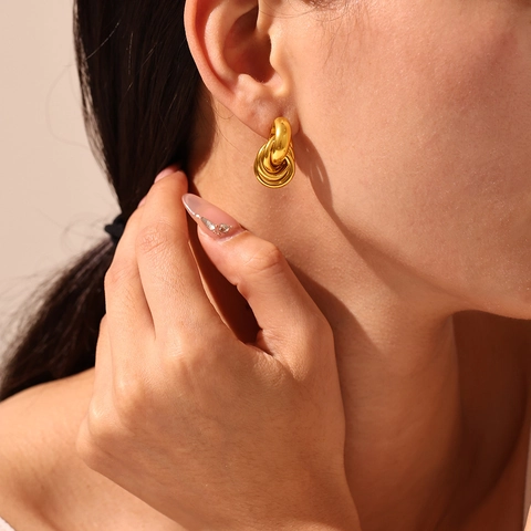 Pendientes De Botón De Aro Entrelazados De Acero Inoxidable Chapado En Oro De 18K Diseño De Nudo Geométrico Para Mujeres