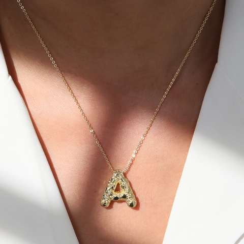Collana con Pendente a Lettera Iniziale in Ottone Oro Texture a Palloncino per Donna Gioielli di Moda Personalizzati