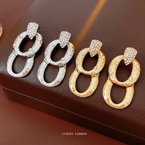 Pendientes Geométricos De Aleación Con Textura Martillada Ovalada Con Zircón Y Poste De Plata Para Mujer Joyería De Moda