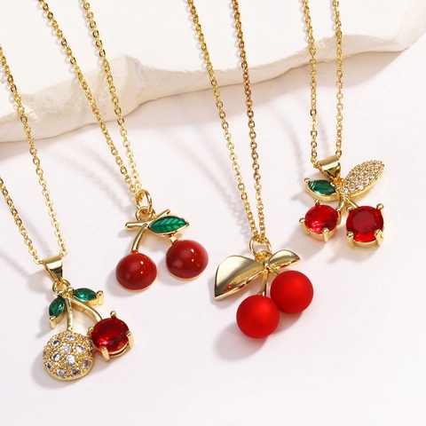 Collana con Pendente a Forma di Ciliegia Rossa in Rame Placcato Oro Smaltato con Strass Gioielli di Moda per Donna Regalo Quotidiano
