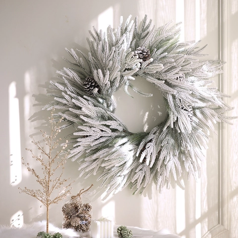 Künstlicher Weihnachtskranz PE PVC Tannennadeln Beflockter Schnee Zapfen Rote Beeren Hängende Dekoration Für Die Wand